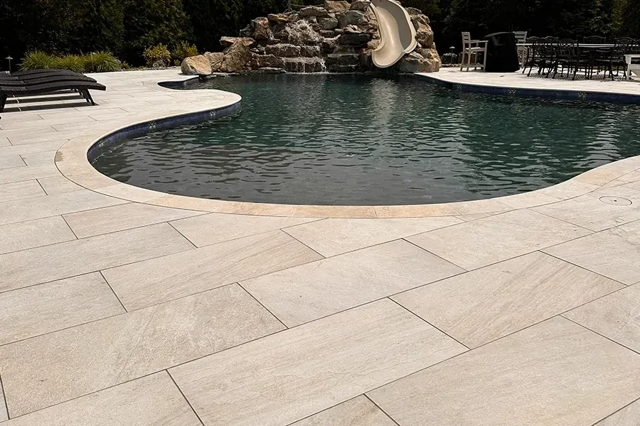 Light porcelain paving around a swimming pool